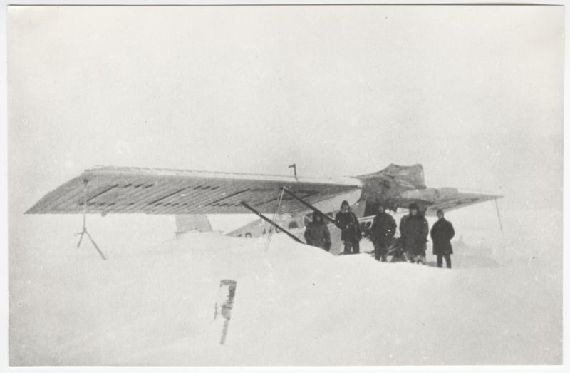 Hülgepüügist osavõtjad Valge mere (Põhja-Jäämere sisemeri) Moržovetski saare lennuväljal, nende taga hülgepüügil kasutatav luurelennuk