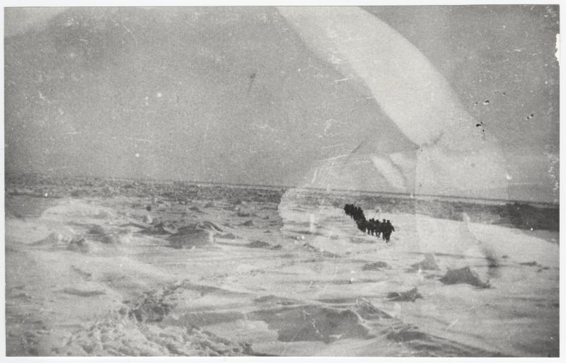 Hülgejahile minevad hülgepüüdjad Valge mere (Põhja-Jäämere sisemeri) Moržovetsi saarel