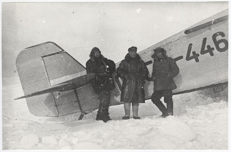 Valge mere (Põhja-Jäämere sisemeri) Moržovetsi saarel baseeruva hülgepüügi ekspeditsiooni liikmed lennuväljal