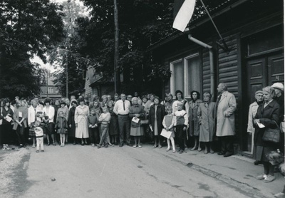 Foto. 27.augustil 1988.aastal kell 19.00 avati Hapsalus Lembitu tn 9 mälestustahvel endiselel linnapeale Hans Alverile.
Fotol Hans Alveri mälestuse austajad.
Foto: Elmar Ambos.  similar photo