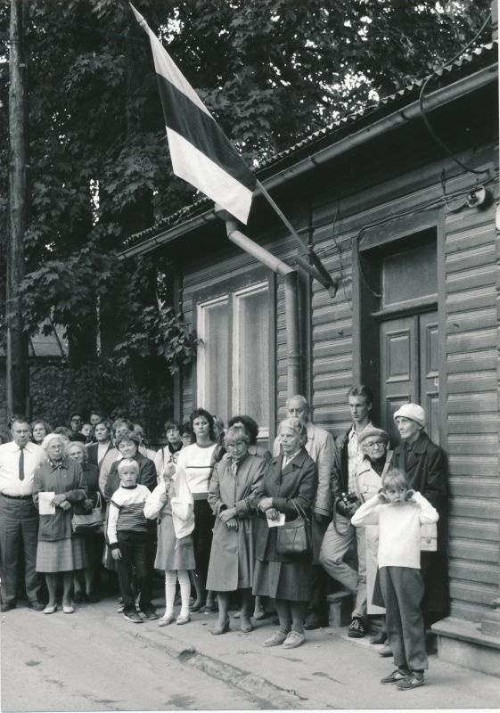 Foto. 27.augustil 1988.aastal kell 19.00 avati Hapsalus Lembitu tn 9 mälestustahvel endiselel linnapeale Hans Alverile.
Fotol Hans Alveri mälestuse austajad.
Foto: Elmar Ambos.