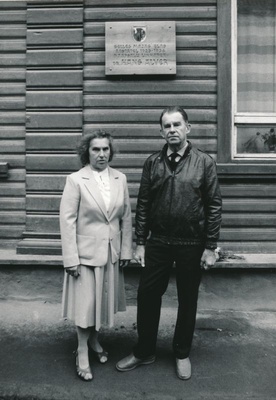 Foto. 27.augustil 1988.aastal kell 19.00 avati Hapsalus Lembitu tn 9 mälestustahvel endiselel linnapeale Hans Alverile.
Fotol Hans Alveri tütar Halja Alver ja poeg Hans Alver.
Foto: Elmar Ambos.  similar photo