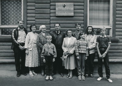Foto. 27.augustil 1988.aastal kell 19.00 avati Hapsalus Lembitu tn 9 mälestustahvel endiselel linnapeale Hans Alverile.
Fotol Hans Alveri järeltulijad.
Foto: Elmar Ambos.  similar photo