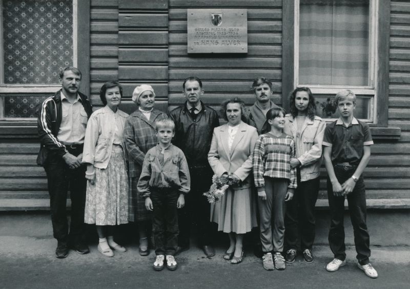 Foto. 27.augustil 1988.aastal kell 19.00 avati Hapsalus Lembitu tn 9 mälestustahvel endiselel linnapeale Hans Alverile.
Fotol Hans Alveri järeltulijad.
Foto: Elmar Ambos.