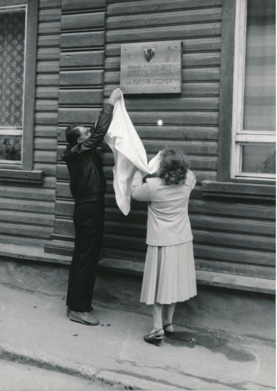 Foto. 27.augustil 1988.aastal kell 19.00 avati Hapsalus Lembitu tn 9 mälestustahvel endiselel linnapeale Hans Alverile.
Katte mälestustahvlilt võtavad Hans Alveri tütar Halja Alver ja poeg Hans Alver.
Foto: Elmar Ambos.