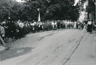 Foto. 27.augustil 1988.aastal kell 19.00 avati Hapsalus Lembitu tn 9 mälestustahvel endiselel linnapeale Hans Alverile.
Fotol Hans Alveri mälestuse austajad.
Foto: Elmar Ambos.  similar photo