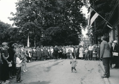 Foto. 27.augustil 1988.aastal kell 19.00 avati Hapsalus Lembitu tn 9 mälestustahvel endiselel linnapeale Hans Alverile.
Kokkutulnuile kõneleb Haapsalu rajooni kultuuriosakonna juhataja Andres Ammas.
Foto: Elmar Ambos.  similar photo