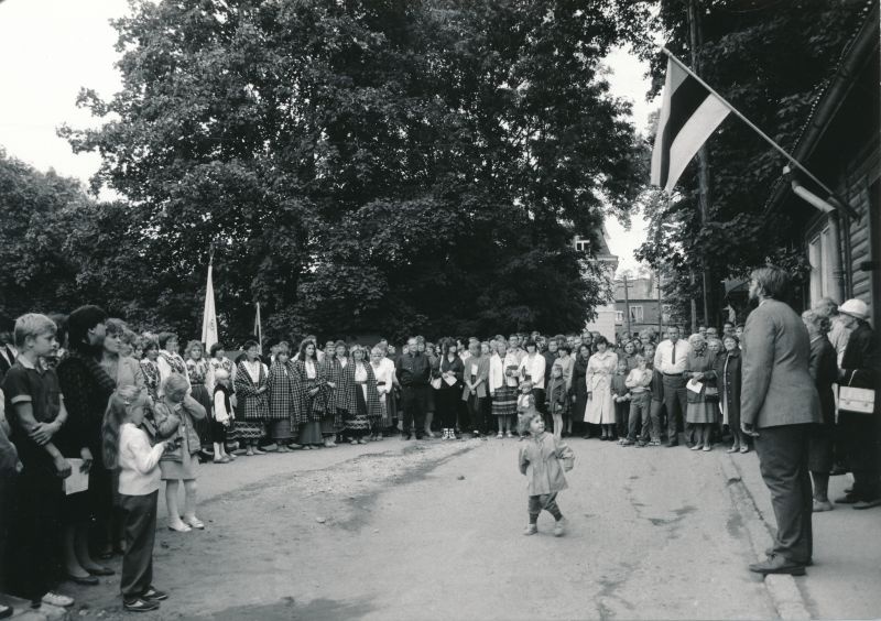 Foto. 27.augustil 1988.aastal kell 19.00 avati Hapsalus Lembitu tn 9 mälestustahvel endiselel linnapeale Hans Alverile.
Kokkutulnuile kõneleb Haapsalu rajooni kultuuriosakonna juhataja Andres Ammas.
Foto: Elmar Ambos.