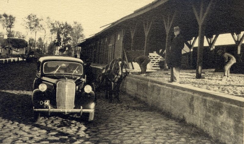 Võru linna vaated - Võru Ühispanga ja Tarvitajate Ühisuse "Põllumees" hoone, vaade linnatänavale, raudtee perroonile
