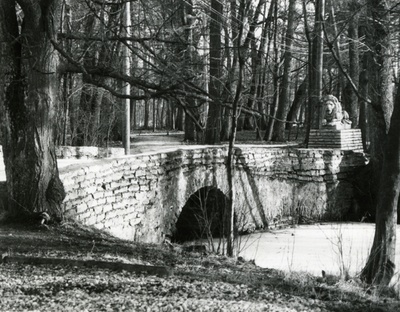 Lövenruh suvemõisa park, vaade sillale ja lõvifiguurile  similar photo