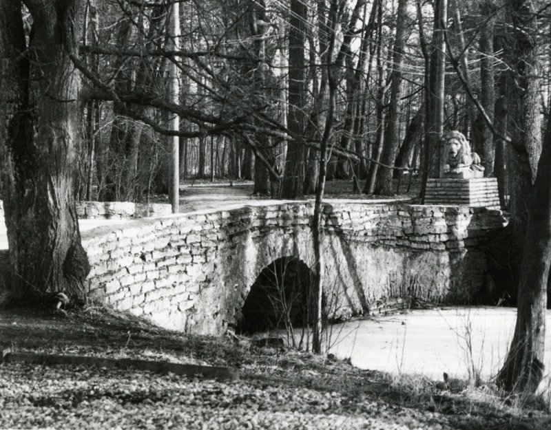 Lövenruh suvemõisa park, vaade sillale ja lõvifiguurile