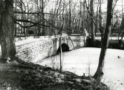 Lövenruh suvemõisa park, vaade sillale ja lõvifiguurile  similar photo