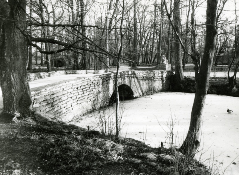 Lövenruh suvemõisa park, vaade sillale ja lõvifiguurile