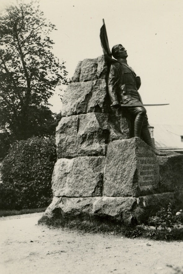 Vabadussõjas langenute mälestussammas Kuressaares, vaade. Skulptor Amandus Adamson