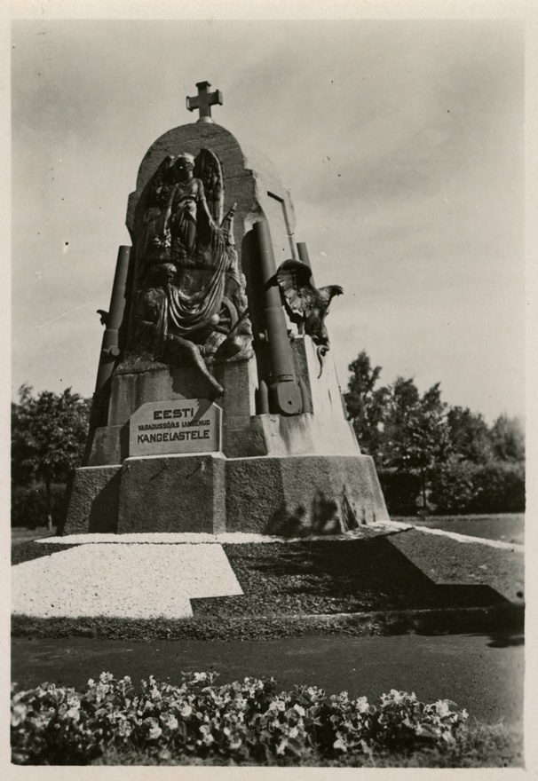 Vabadussõja mälesusmärk Pärnus, vaade. Skulptor Amandus Adamson