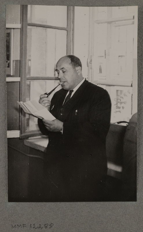 Tallinna Kalatööstusliku Merekooli(?) õpetaja koolis piipu suitsetamas