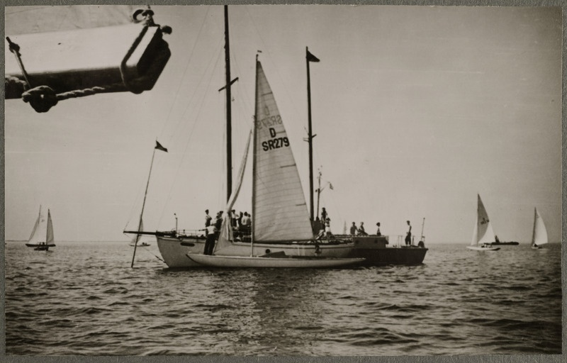 Tallinna Merekooli jaht "Pollux" kohtunike laeva poordis