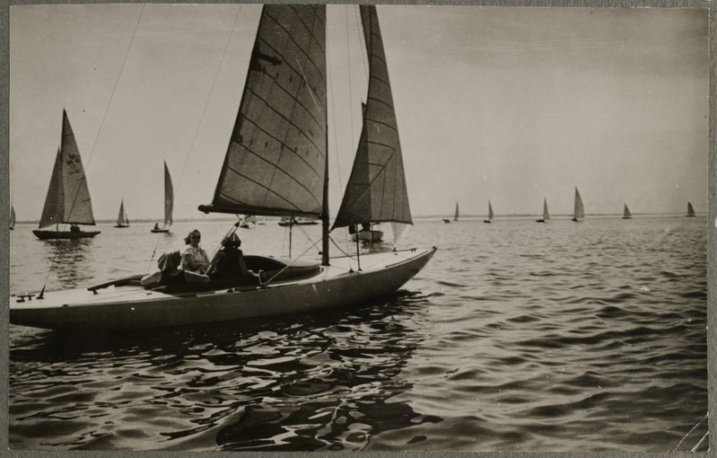 Naiskond jahiga Tallinna lahel