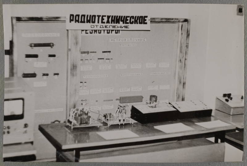 Tallinna Kalatööstusliku Merekooli iga-aastane õppevahendite-mudelite näitus.
Raadiotehnika osakonna stend - takistid.