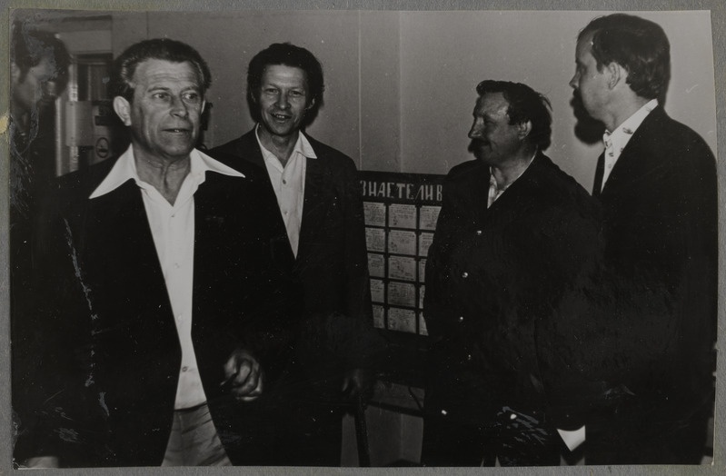 Tallinna Kalatööstusliku Merekooli iga-aastane õppevahendite-mudelite näitus.
Kooli ülem ja õpetajad näitusel.