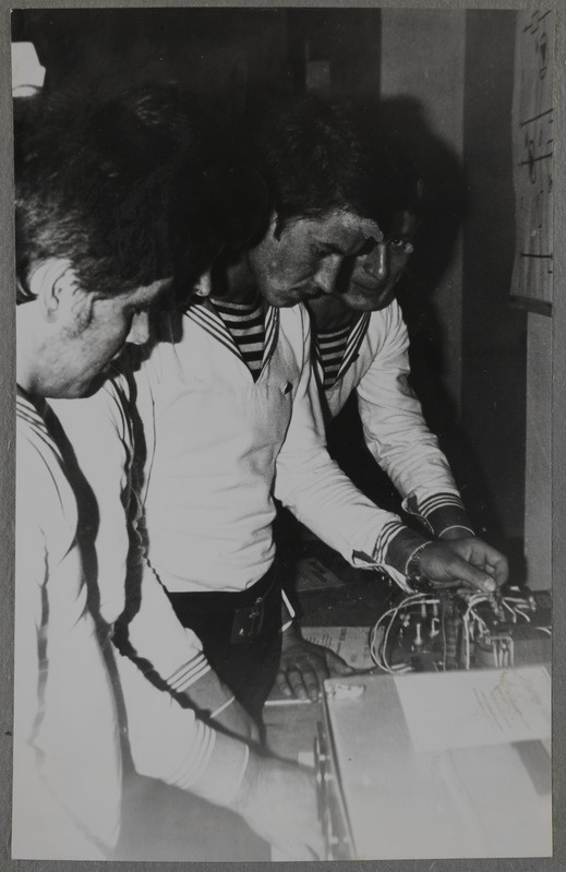 Tallinna Kalatööstusliku Merekooli iga-aastane õppevahendite-mudelite näitus.
Kursandid alaldeid tutvustava stendi juures.