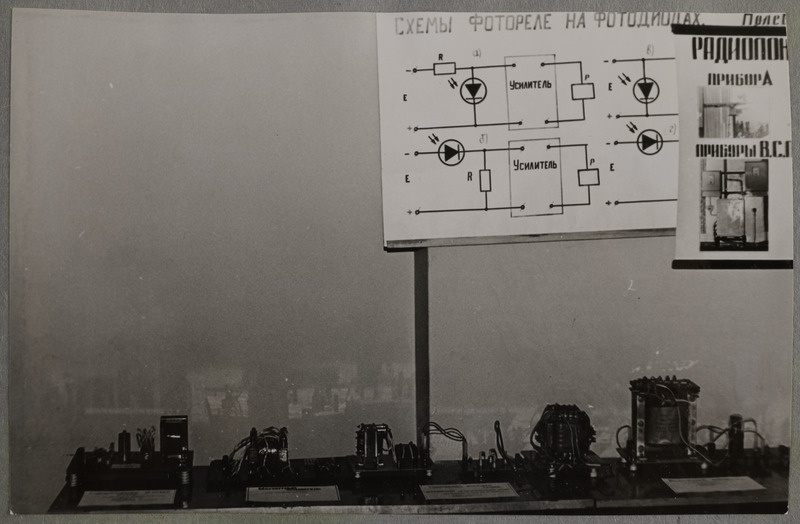 Tallinna Kalatööstusliku Merekooli iga-aastane õppevahendite-mudelite näitus.
Stend alalditega.