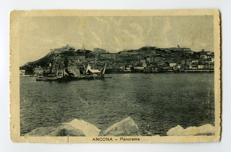 Postkaart. Itaalia. Ancona.
Linna panoraam vaadatuna lahelt linnale