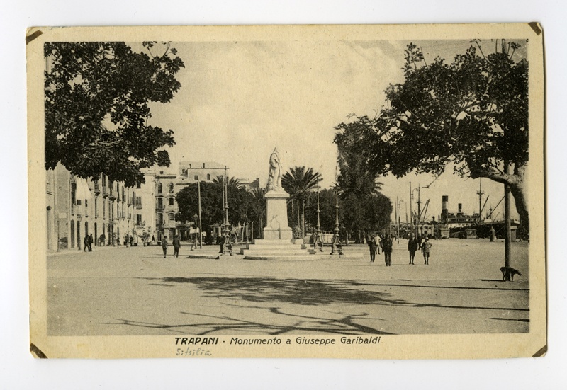 Postkaart. Itaalia, Sitsiilia, Trapani.
Vaade Trapanis sadama lähedal asuvale Giuseppe Garibaldi monumendile ning selle lähiümbrusele