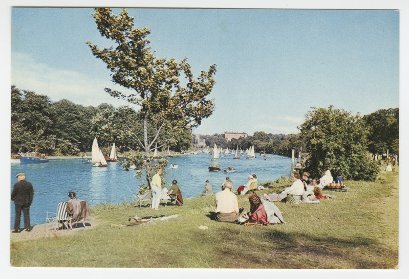 Inglismaa. London. Puhkajad Thames`i kaldal