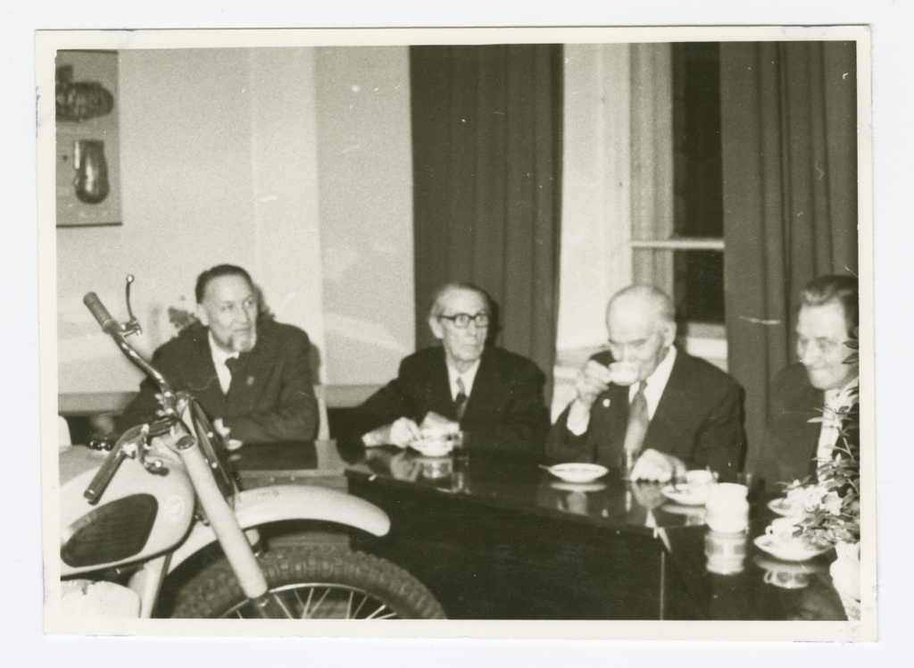 Foto. Eesti Riikliku Meremuuseumi juures tegutsenud Meresõprade ringi aastakoosoleku järgne pidulik koosviibimine. Vasakult Bruno Pao, Theodor Lõõbas, paremal viimane Johannes Konga.
23. veebruar 1980