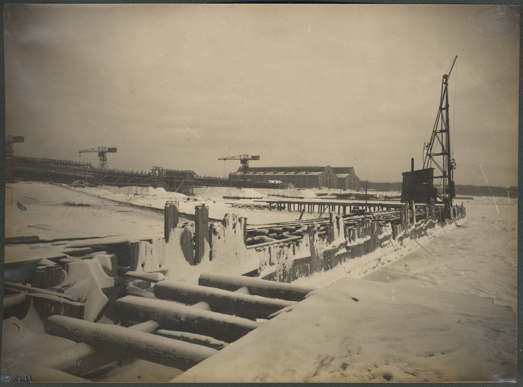 Vene-Balti laevatehase laevaehitusplats talvel koos ellingute ja kraanadega. Lisaks kaks tootmishoonet
