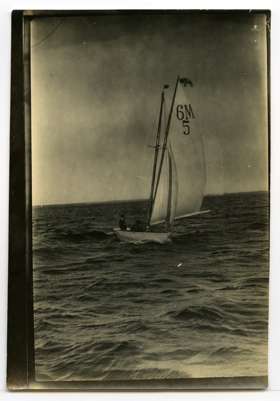 Jaht merel. Purjel number 6M5.