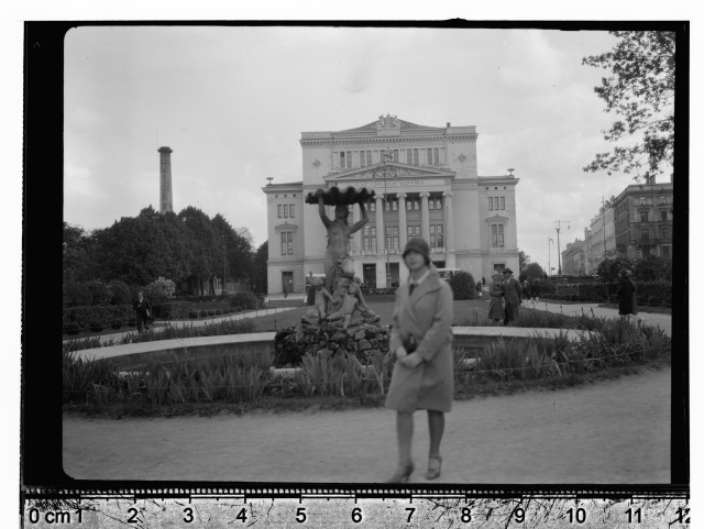 Riia ekskursioonil, ooperimaja ees