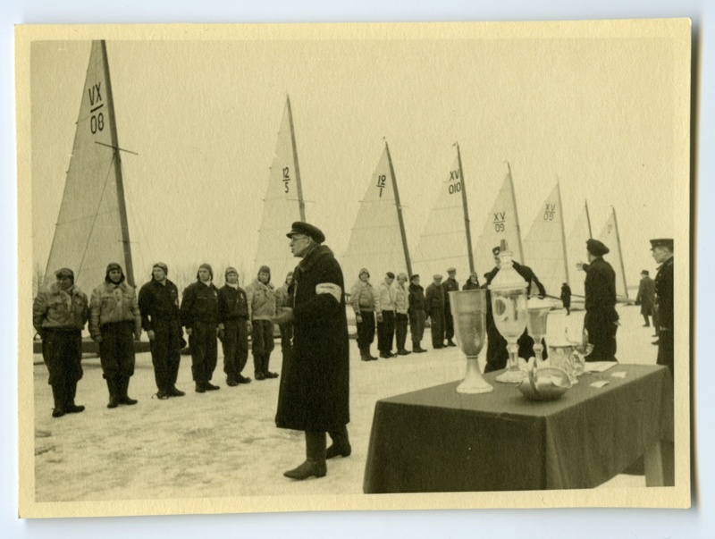Jääpurjetamise võistlused Lätis. Sportlastele kõnelemas võistluse kohtunik Nikolai Vekšin. Jääl laud auhindadega.