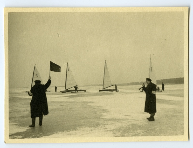 Jääpurjetamise võistlus Lätis. Vasakul võistluse kohtunik Nikolai Vekšin.