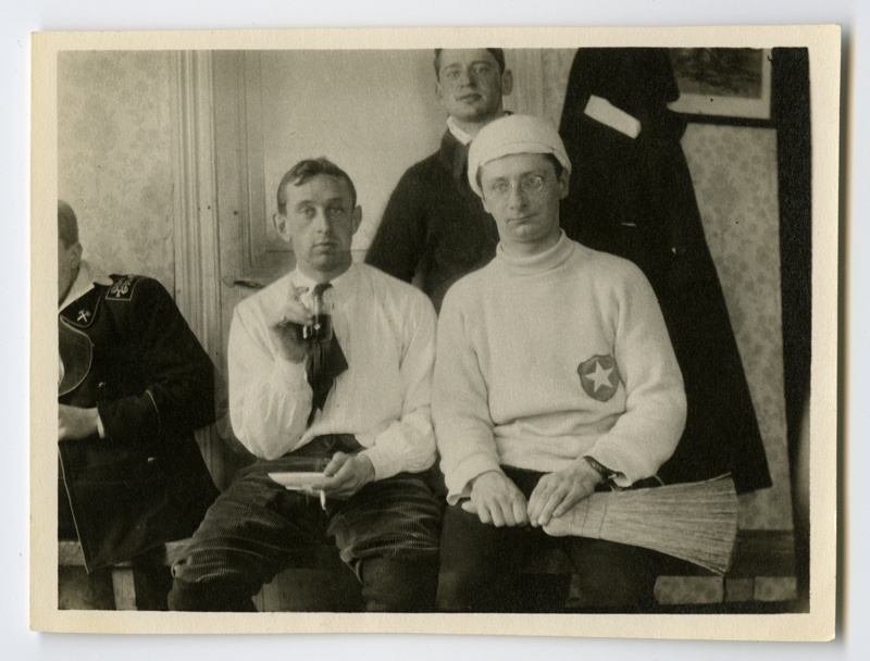 Purjetajad istumas ruumis pingil