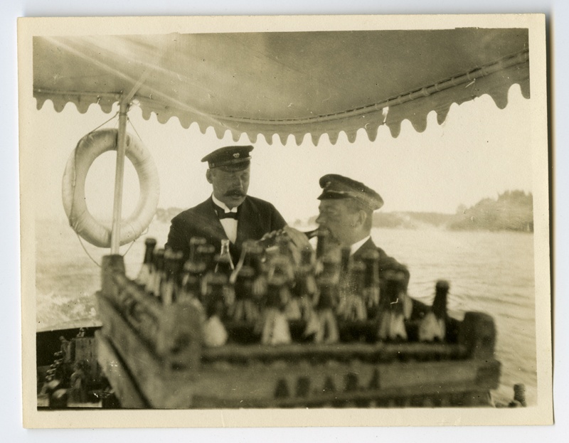 Kaks meest laeval, nende ees kast õllega? Üks meestest Magarinski?