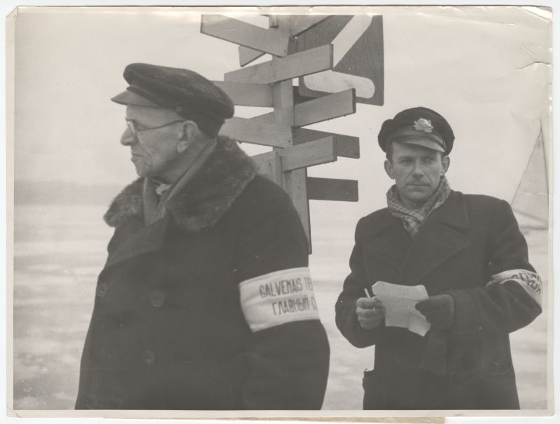 1947. aasta NSV Liidu meistrivõistlused jääpurjetamises. Peakohtunik Nikolai Vekšin ja kohtunik Zvedersen pöördemärgi juures.