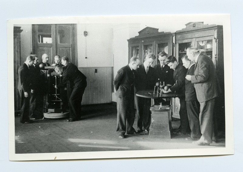 Kuressaare Merekooli tüürimeeste II klass deviatsioonitunnis. Paremal nurgas seisab õpetaja Wolfgang Russov, tema vastas Karl Leemet. Vasakult alates: O.Saar, V. Õige, A. Valter, A. Randman, A. Maripuu, G. Pull, K, Leenut, E. Koluv, E. Uus, N. Laak, R. Sarapuu, V. Russov