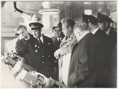 ENSV partei- ja valitsusdelegatsioon tutvumas mootorlaevaga "Leninskaja Gvardija" (hilisem "Antsla"). Keskel Eesti merelaevanduse ülem Aleksandr Anossov, Johannes Käbin ja Artur Vader  similar photo