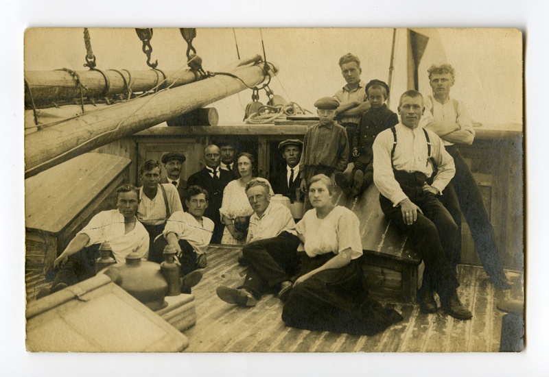 Grupifoto: seltskond inimesi (laevameeskond?) purjelaeva tekil