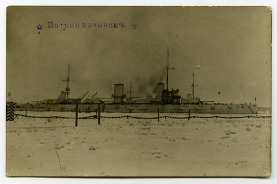 Vene impeeriumi Gangut-klassi lahingulaev "Petropavlovsk" jäises sadamas.  duplicate photo