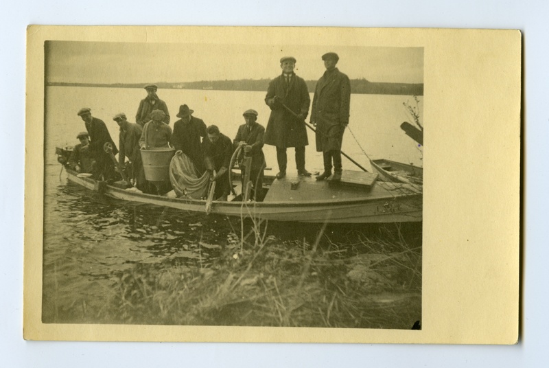 Kalakasvatajad või kalandusuurijad mootorpaadiga rannas?