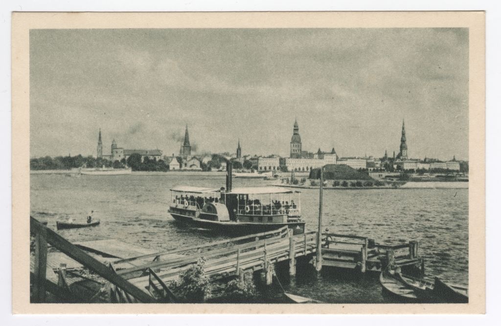 Ratasaurik "A" Riias Daugava jõel sadamasilla juures