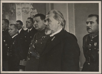 Allveelaevahävitajale relvastuse kogumiseks saadud raha üleandmine presidendile Kadrioru lossis.  similar photo