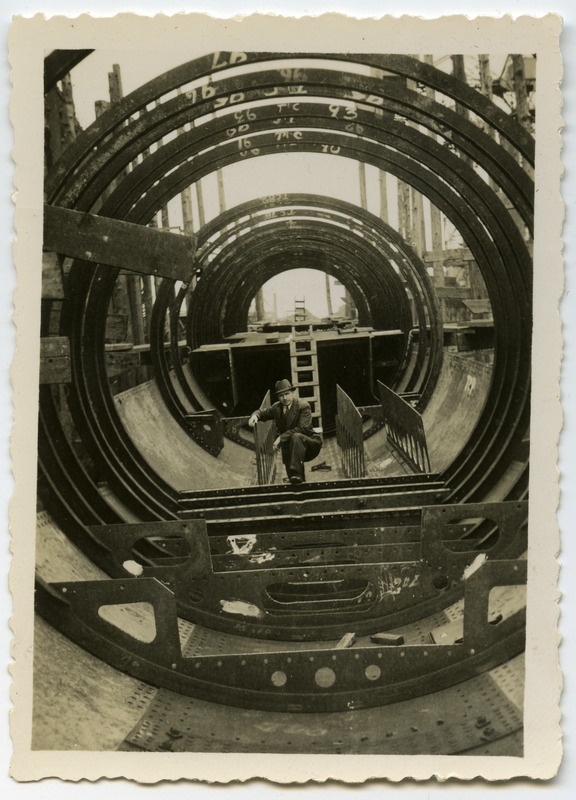 Vanemleitnant Ferdinand Schmiedehelm istumas allveelaeva "Kalev" survekere kaarte vahel.