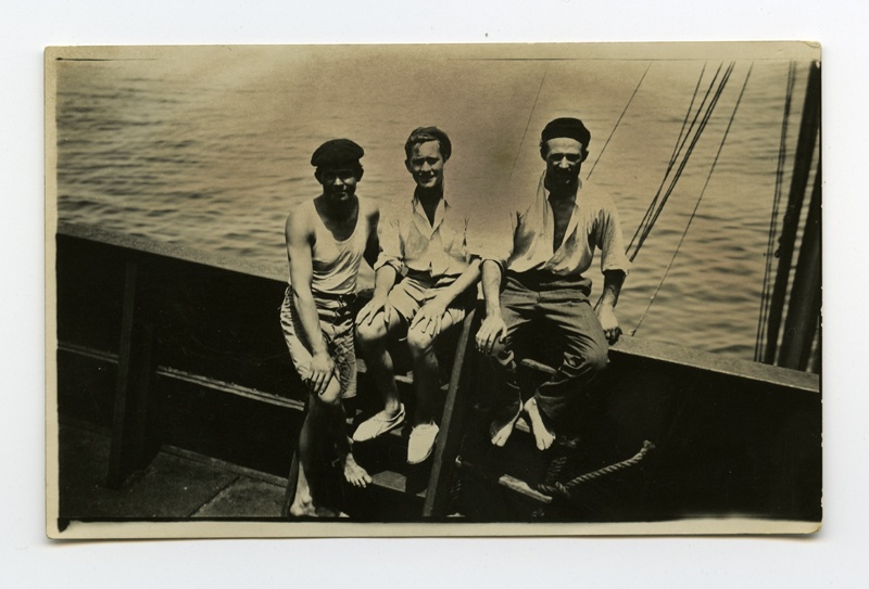 Purjepaadi "Ahto" kolm meeskonnaliiget aurulaeva "Sulev" pardal