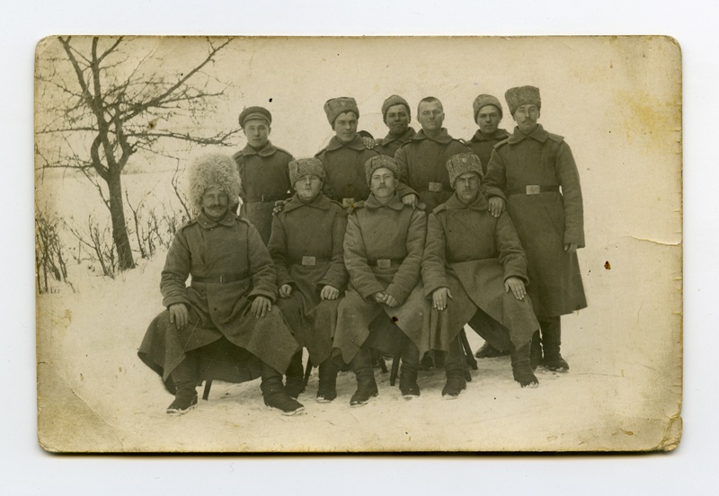 Grupifoto. Tsaariarmee rühmakomandör Mats Männik sõduritega Dwinski (Daugavpils) metsas