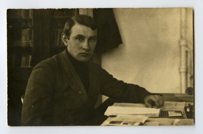Üliõpilane Karl Oskar istumas juhendaja professor Schneideri kabinetis