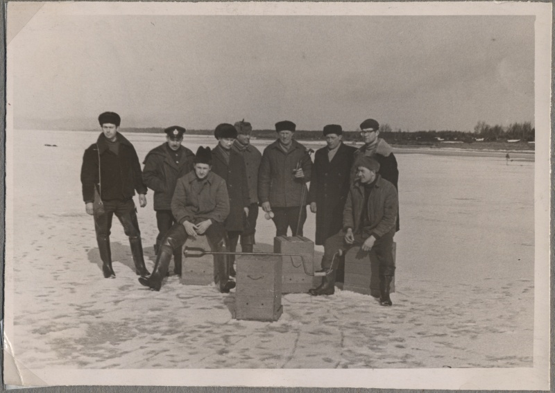 Haapsalu Kalakaitse Inspektsiooni töödest. Grupifoto: mehed merejääl, nende ees instrumendikastid ja jääpuurid.
